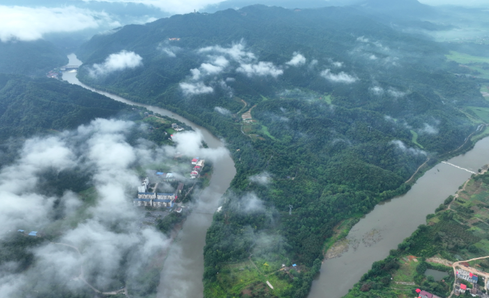 Mist-covered Xiongfeng Mountain