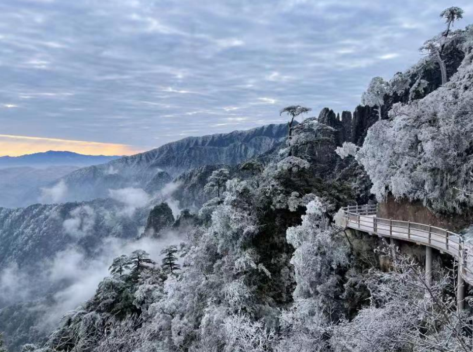 Enjoy ice and snow in Mangshan Mountain